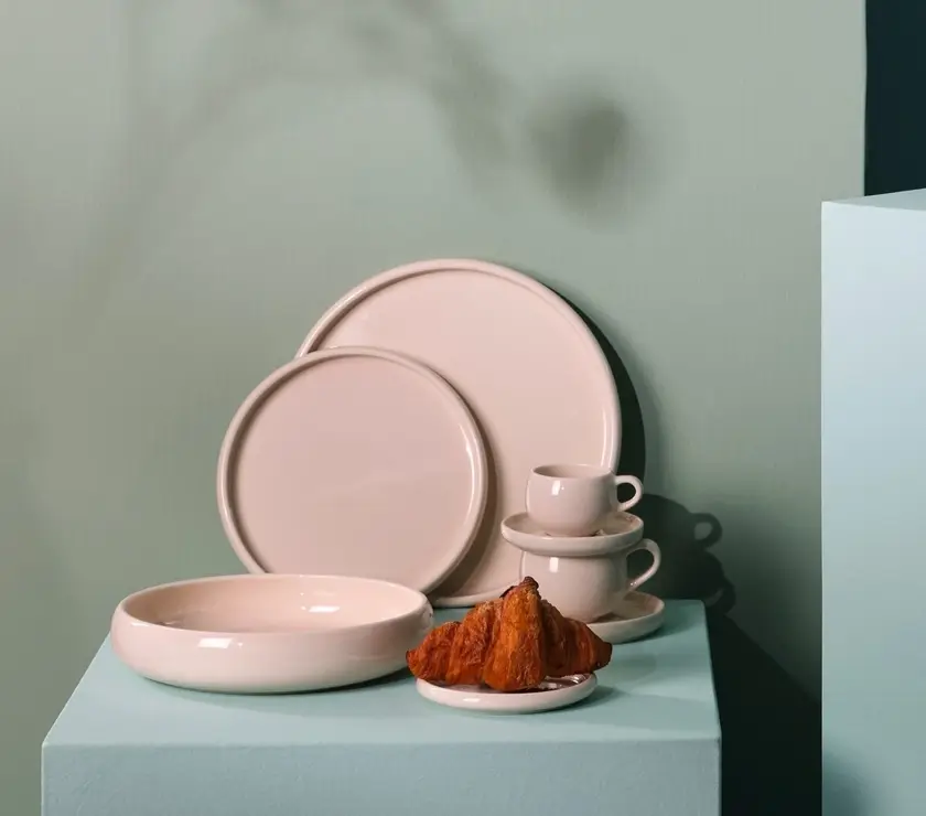 Assiettes, bos et tasses de café